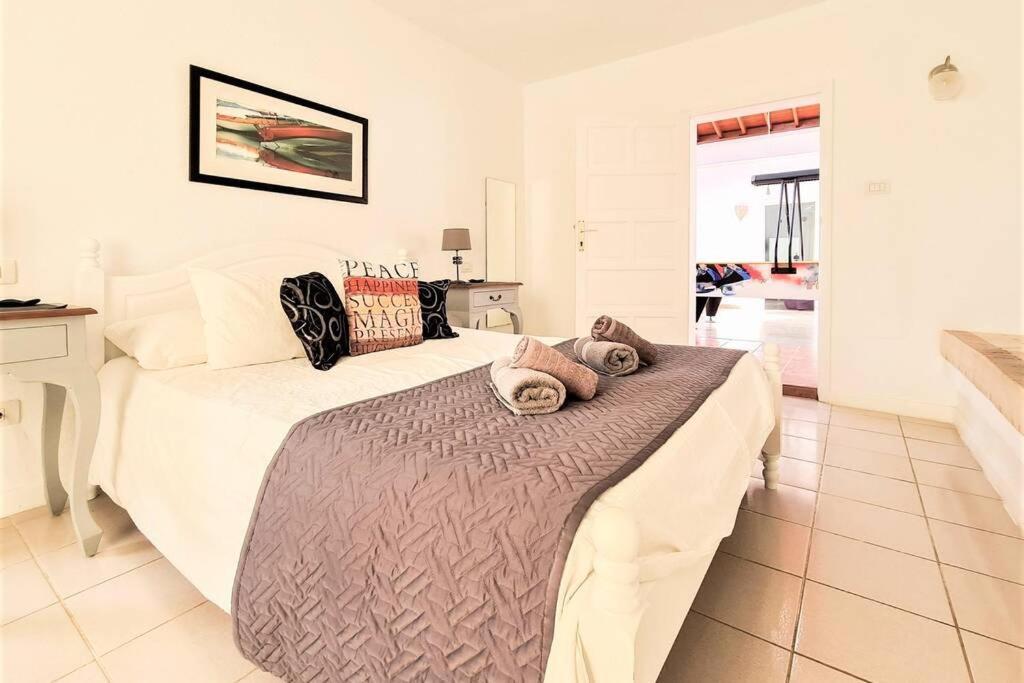 Stunning Sea View Villa With 6 Bedrooms & Heated Pool - Villa Renaissance Playa Blanca  Room photo